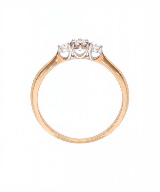 Elegantiškas žiedas su trimis deimantinėmis akutėmis