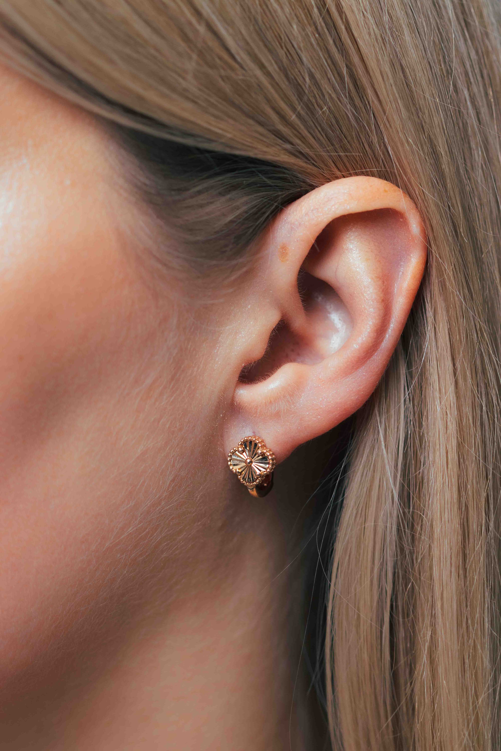 Išpuoštos formos auskarai