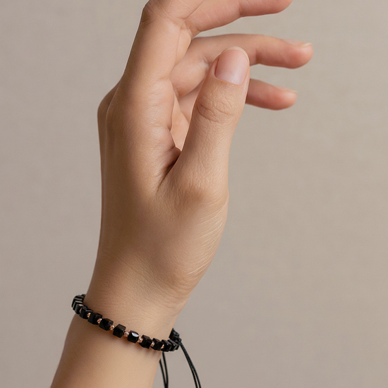 Melnas auklas rokassprādze ar kubu pērlītēm un 585 smalku zeltu