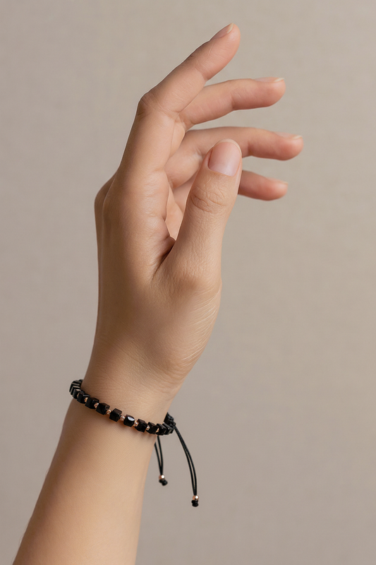 Juoda virvelinė apyrankė su kubo karoliukais ir 585 prabos auksus