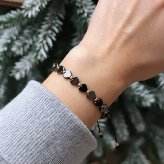 Juoda virvelinė apyrankė su širdelėmis ir 585 prabos auksus