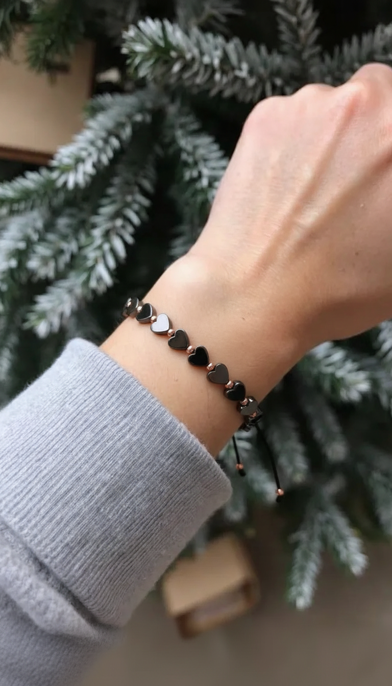 Juoda virvelinė apyrankė su širdelėmis ir 585 prabos auksus