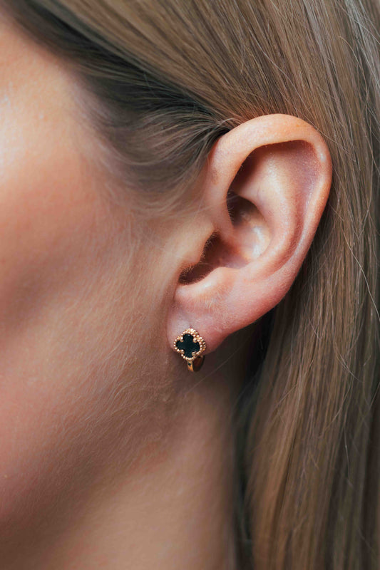 Juodi keturlapiai auskarai pavaizduoti ant modelio