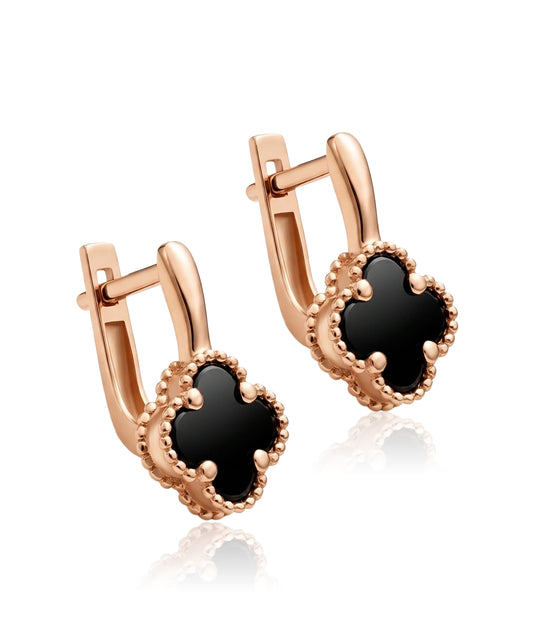 Juodi keturlapiai auskarai pavaizduoti ant modelio