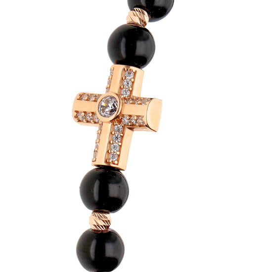 Juoda apyrankė su karoliukais ir kryžiaus detale