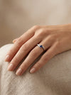 Moteriškas balto aukso žiedas su mėlynu safyru ir briliantais