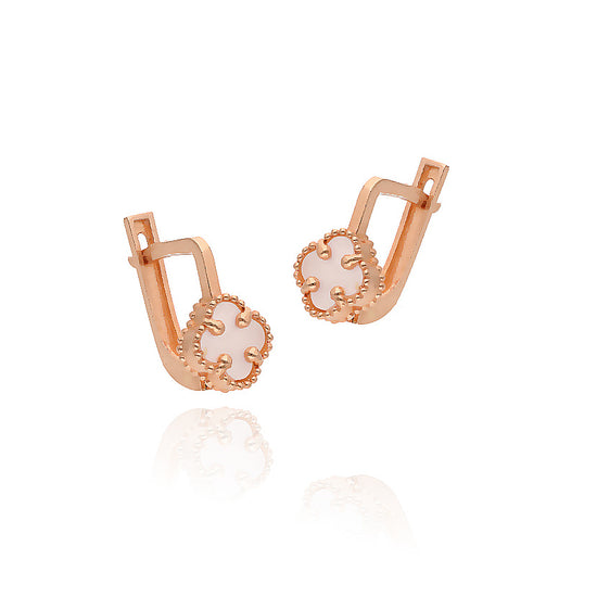 Keturlapės formos auskarų užsegimas iš arti