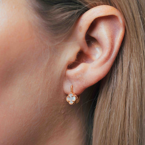 Metaliniai keturlapės formos auskarai su tekstūra