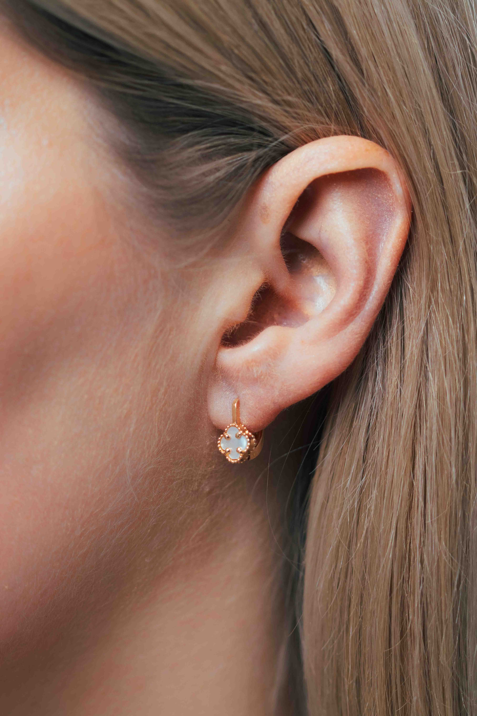 Metaliniai keturlapės formos auskarai su tekstūra