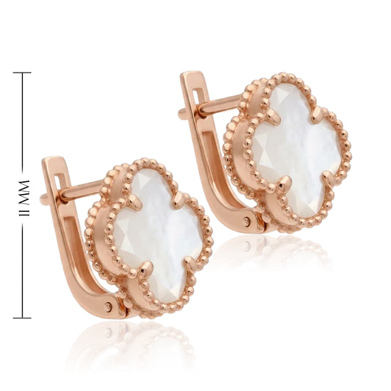 Auskarai su perlamutru segimi ant moters ausies