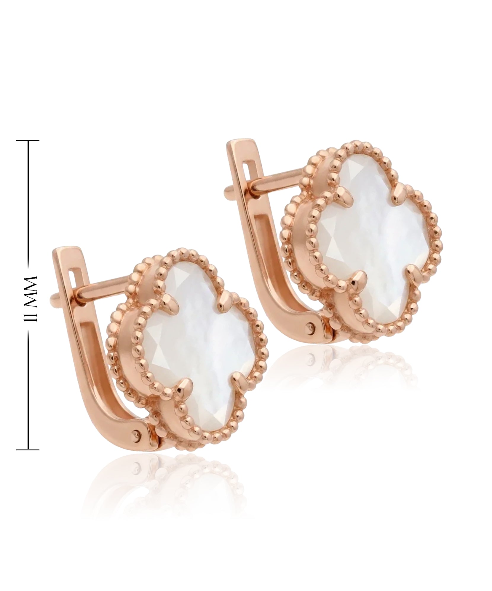 Auskarai su perlamutru segimi ant moters ausies