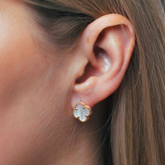 Keturlapės formos auskarų užsegimas iš arti