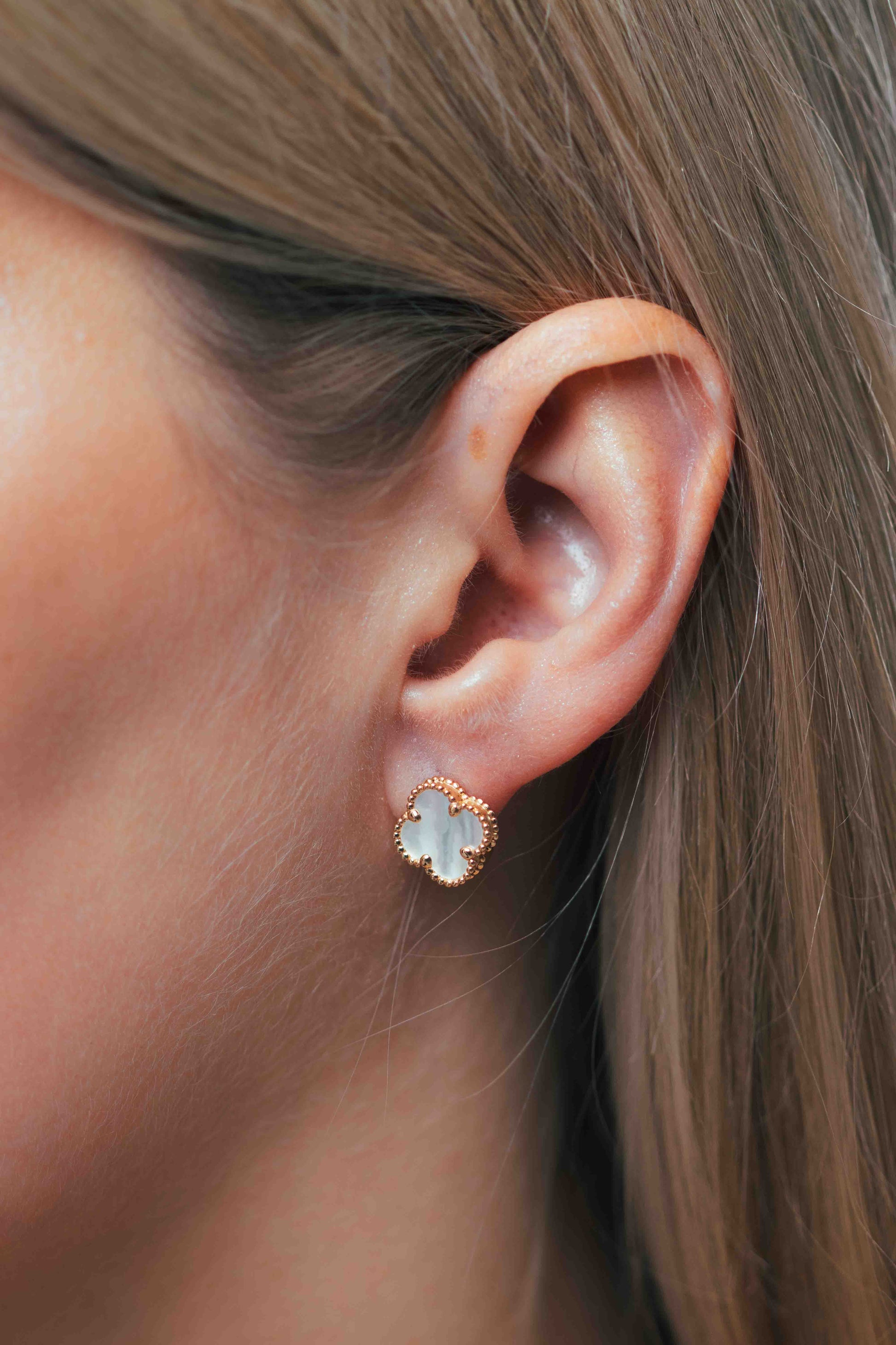 Keturlapės formos auskarų užsegimas iš arti