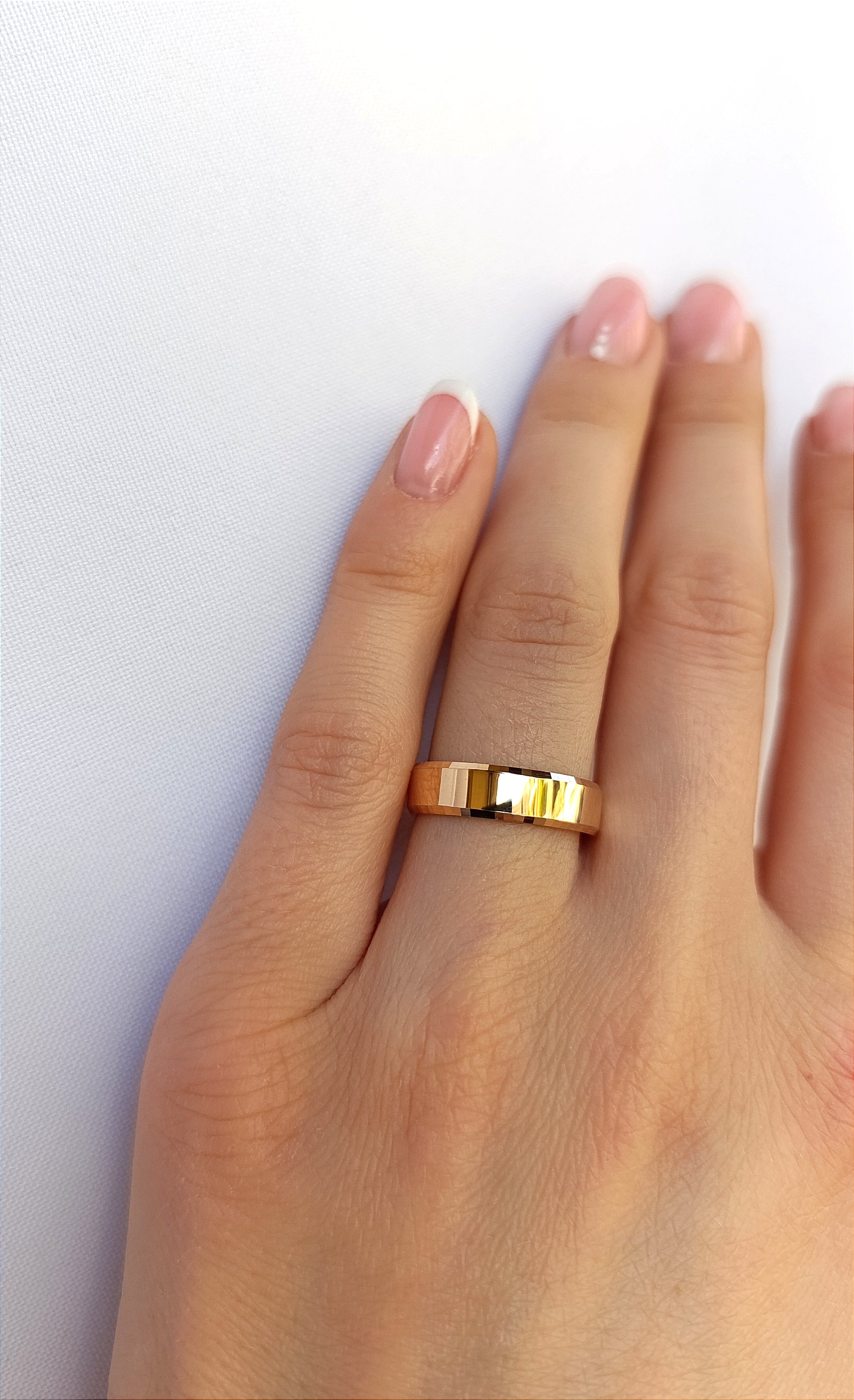 Klasikiniai rožinio aukso žiedai porai, satino tekstūra, blizgūs kraštai, 5 mm