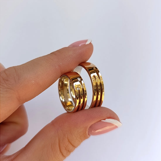 Klasikiniai 6 mm žiedai: rožinis auksas, dvigubos linijos, moteriškame – 2 cirkoniai