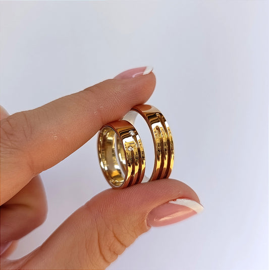 Klasikiniai 6 mm žiedai: rožinis auksas, dvigubos linijos, moteriškame – 2 cirkoniai