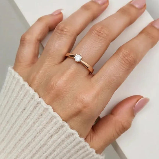 Klasikinis sužadėtuvių žiedas dėvimas ant rankos