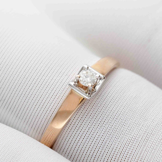 klasikinis žiedas su briliantu kvadratinėje įdėklo formoje