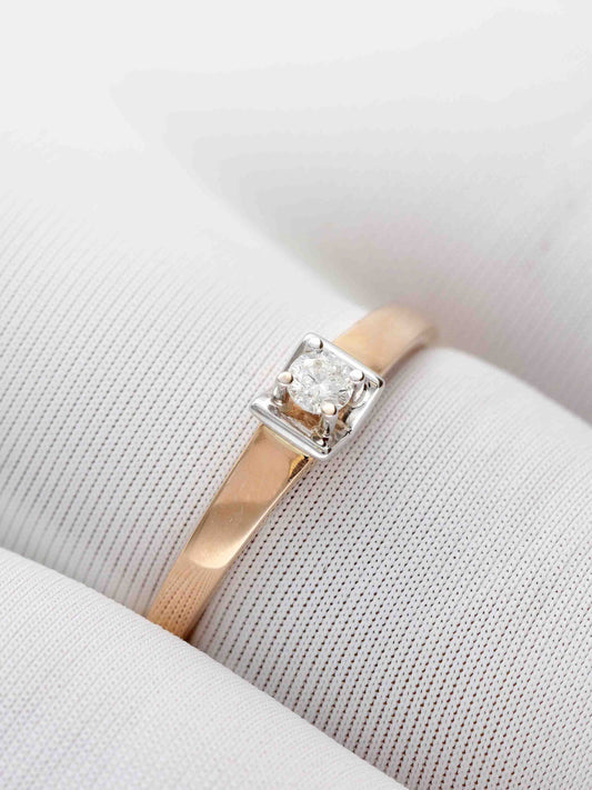 klasikinis žiedas su briliantu kvadratinėje įdėklo formoje