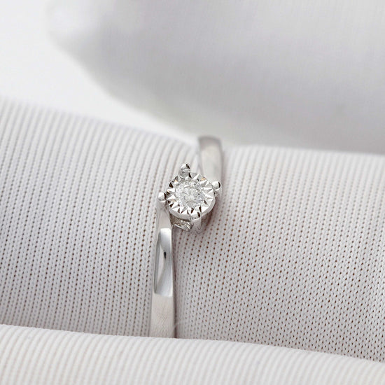 Žiedas su baltu spindesiu