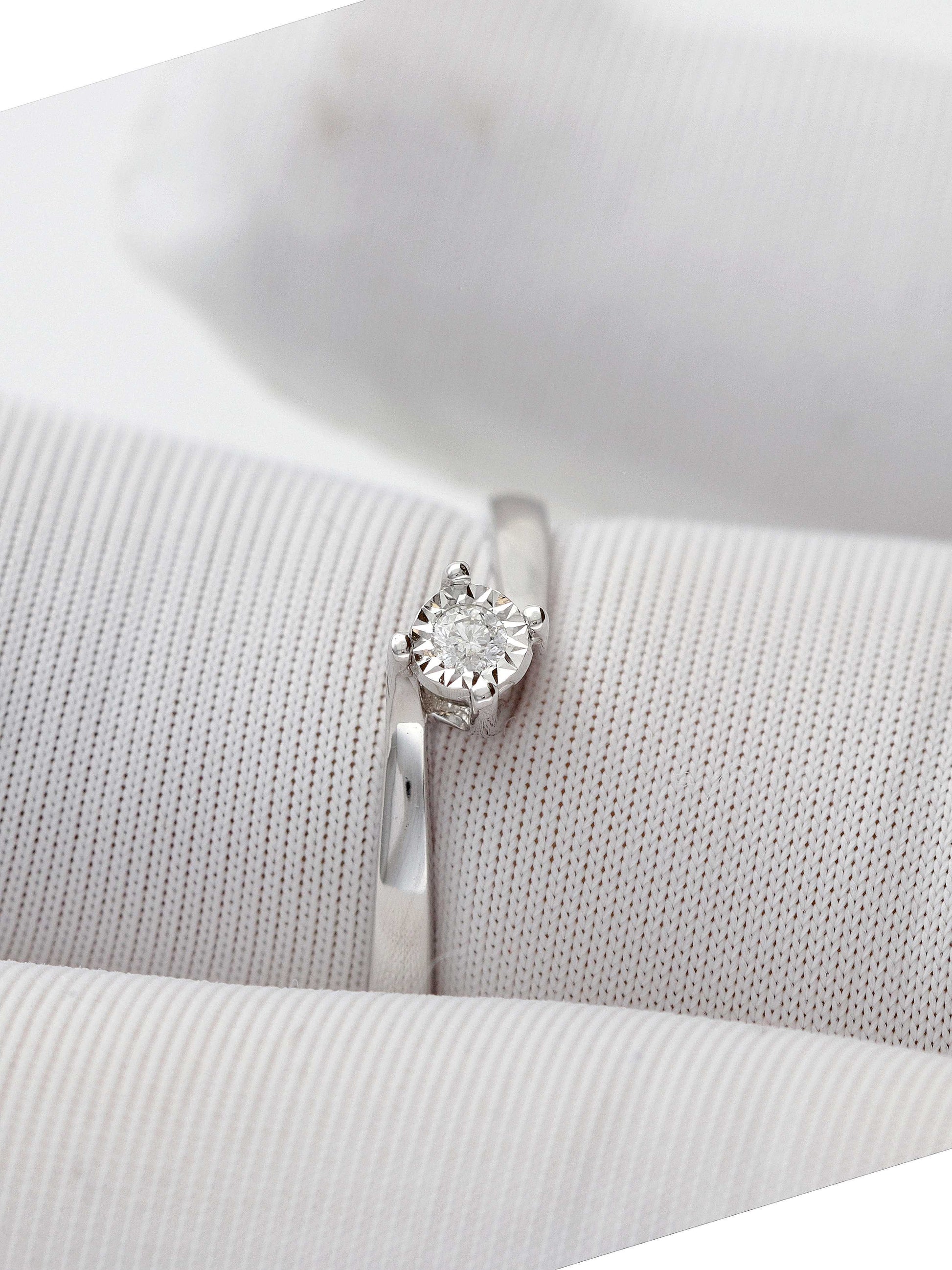 Žiedas su baltu spindesiu