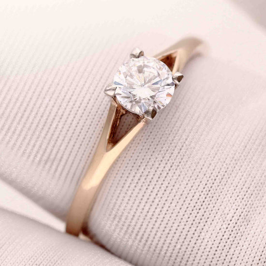 Elegantiškas rožinio aukso žiedas su spindinčia akute