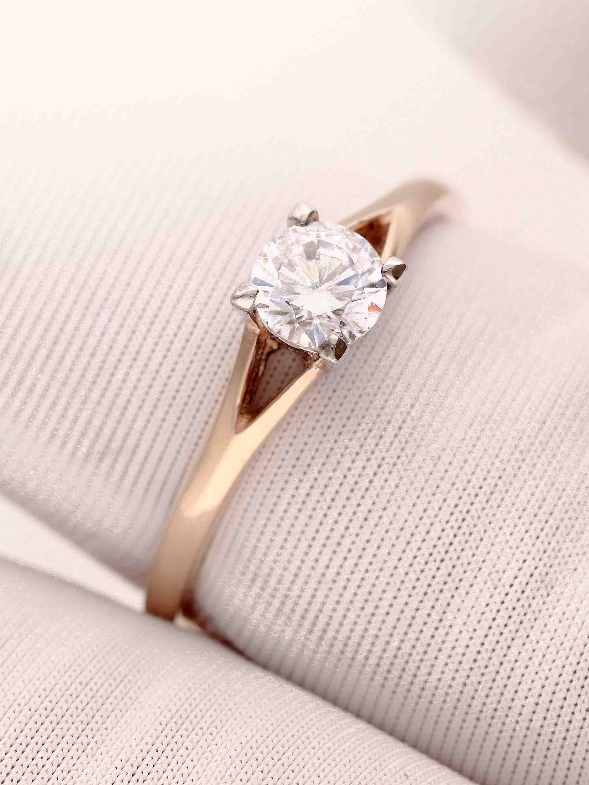 Elegantiškas rožinio aukso žiedas su spindinčia akute