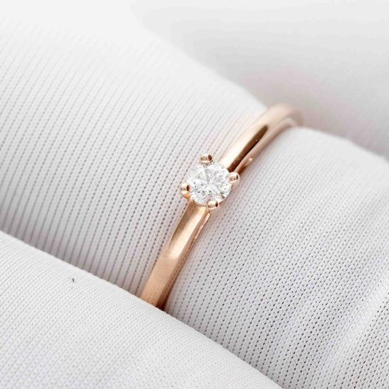 Klasikinis žiedas su apvaliu briliantu