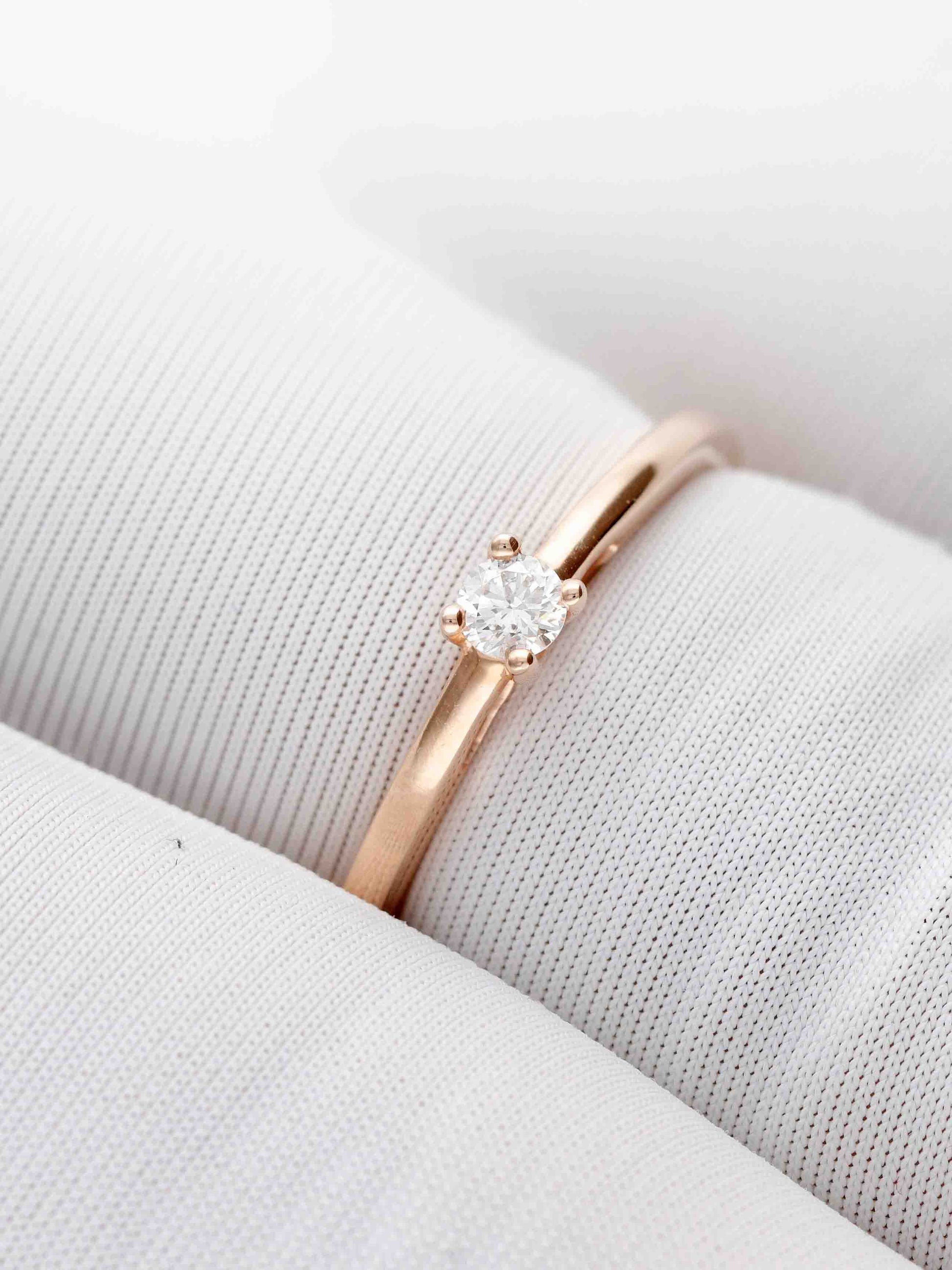 Klasikinis žiedas su apvaliu briliantu