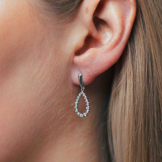 Auskarai su baltais akmenukais