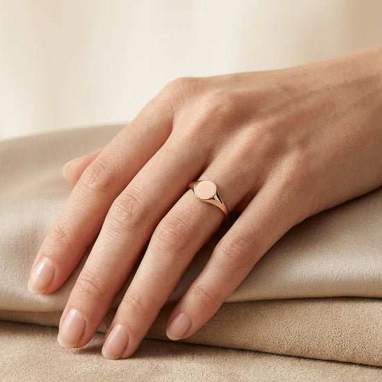 Minimalistinis auksinis žiedas moteriai be akučių, fotografuotas kampu