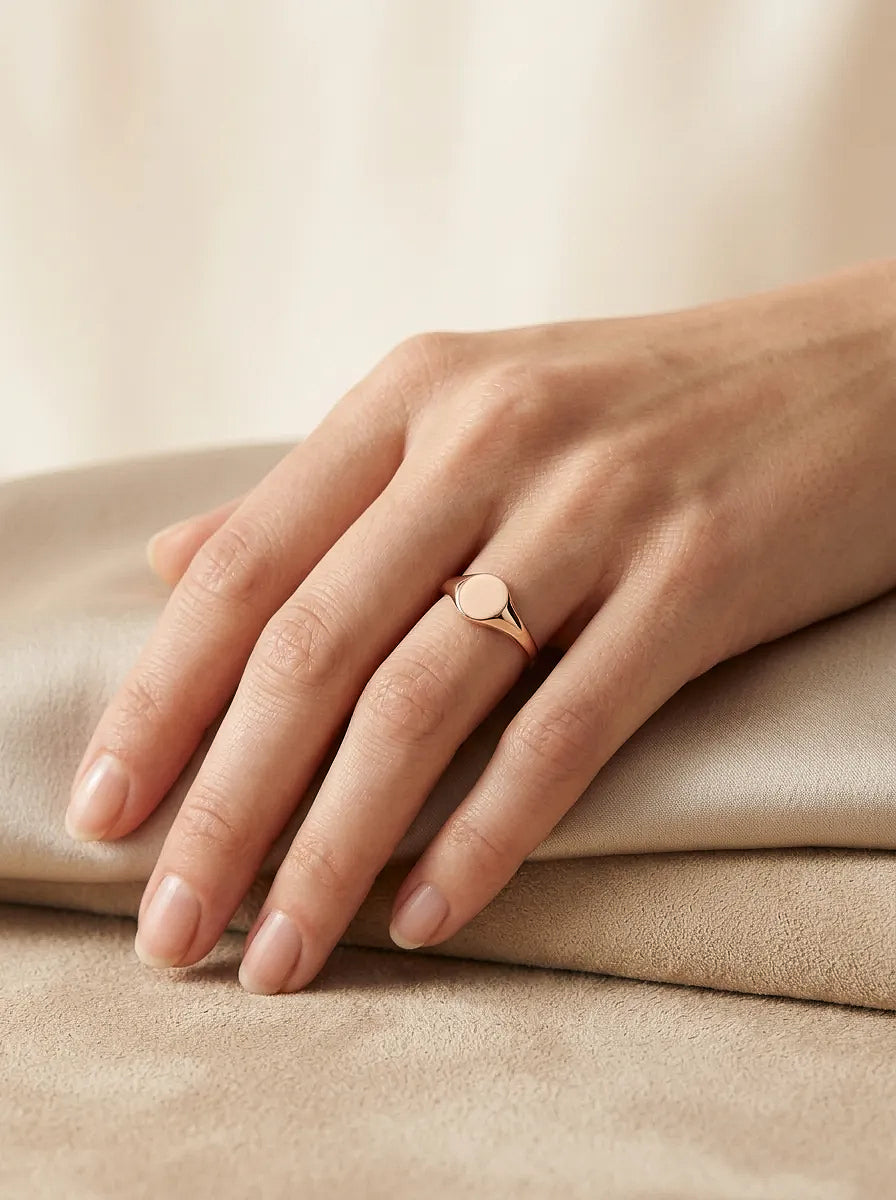 Minimalistinis auksinis žiedas moteriai be akučių, fotografuotas kampu