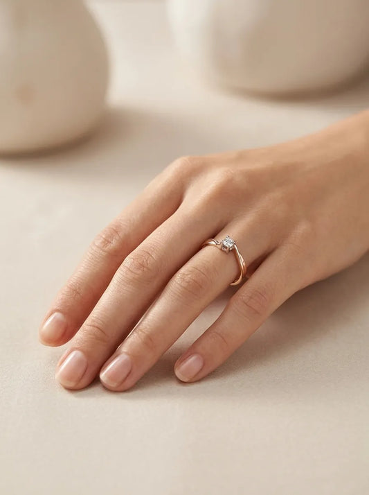 Elegantiškas moteriškas žiedas su briliantu iš aukso