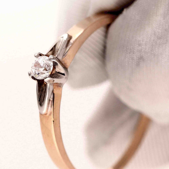 Rožinio ir baltojo aukso derinys su spindinčiu briliantu