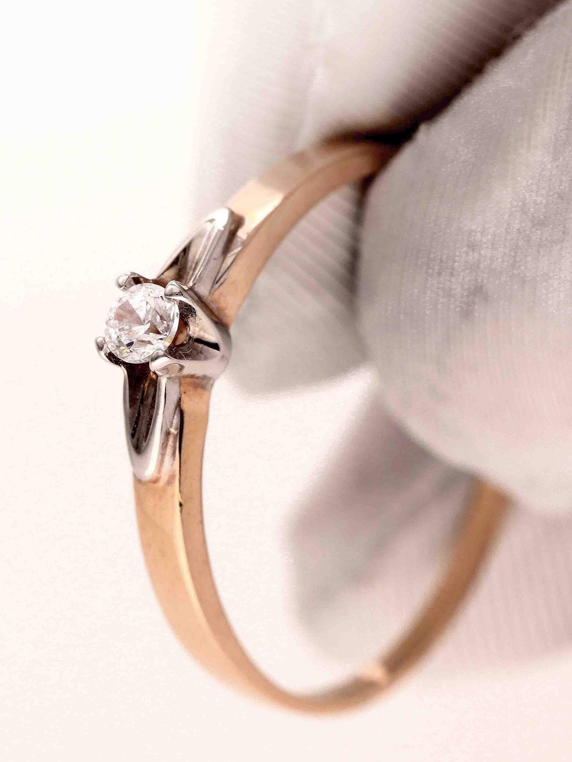 Rožinio ir baltojo aukso derinys su spindinčiu briliantu