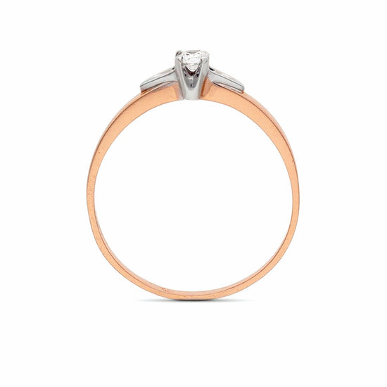 Elegantiškas sužadėtuvių žiedas su baltuoju akcentu