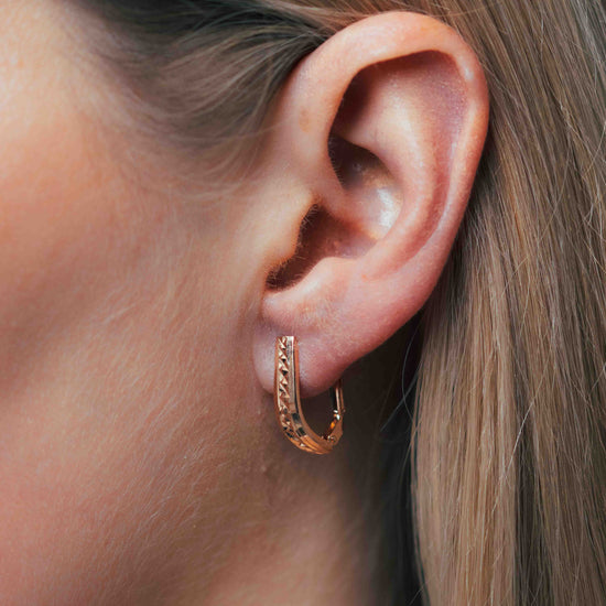 Auksiniai auskarai su briaunomis