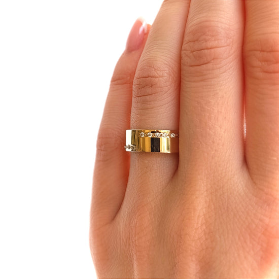 Modernūs žiedai su segmentuotu dizainu ir trijų linijų graviruote, 6 mm