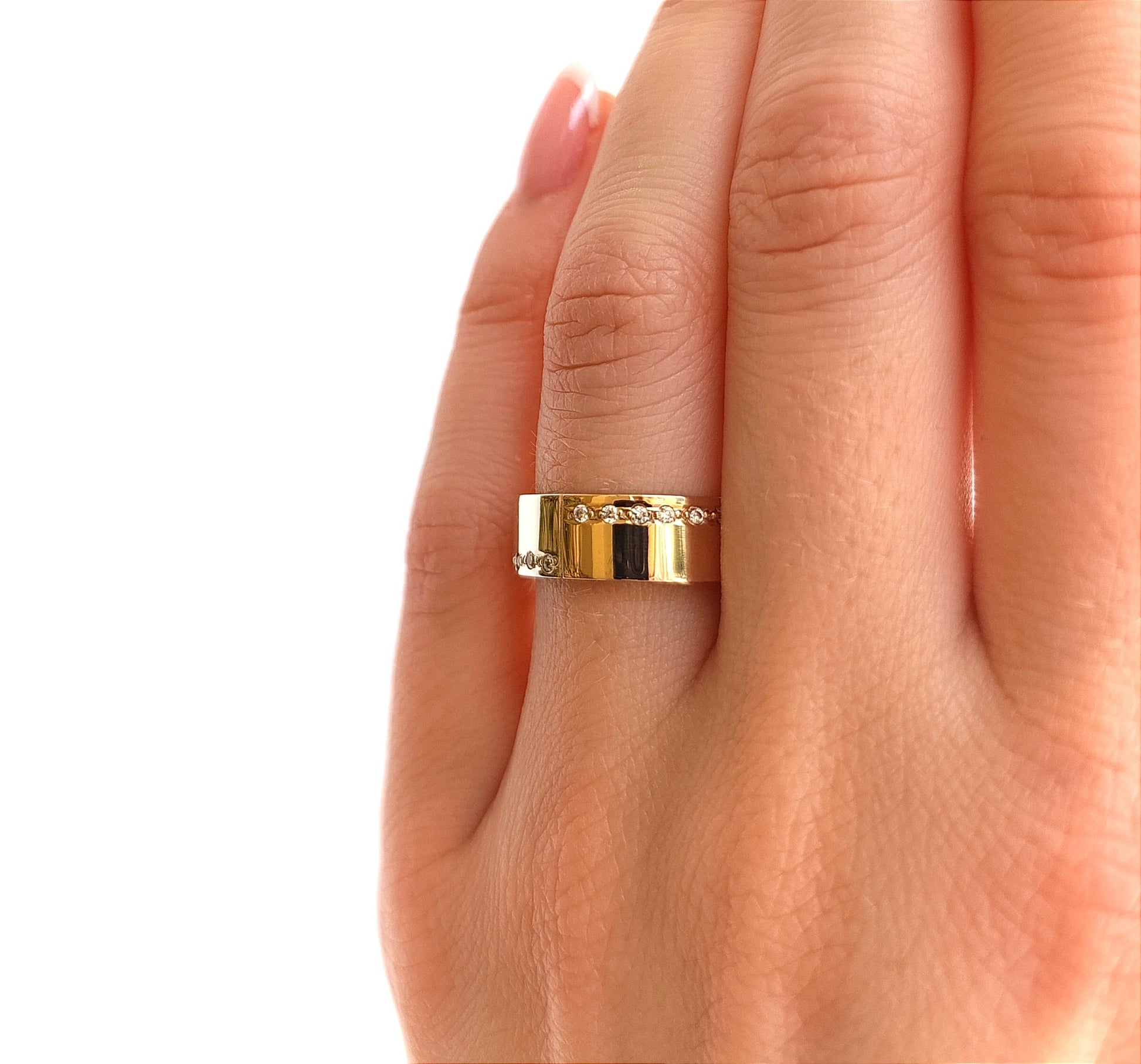 Modernūs žiedai su segmentuotu dizainu ir trijų linijų graviruote, 6 mm