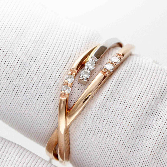 Išskirtinio dizaino žiedas su kontrastingomis spalvomis ir briliantais