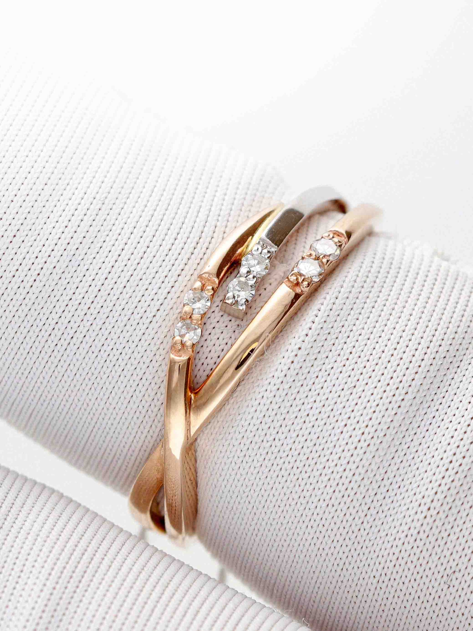 Išskirtinio dizaino žiedas su kontrastingomis spalvomis ir briliantais