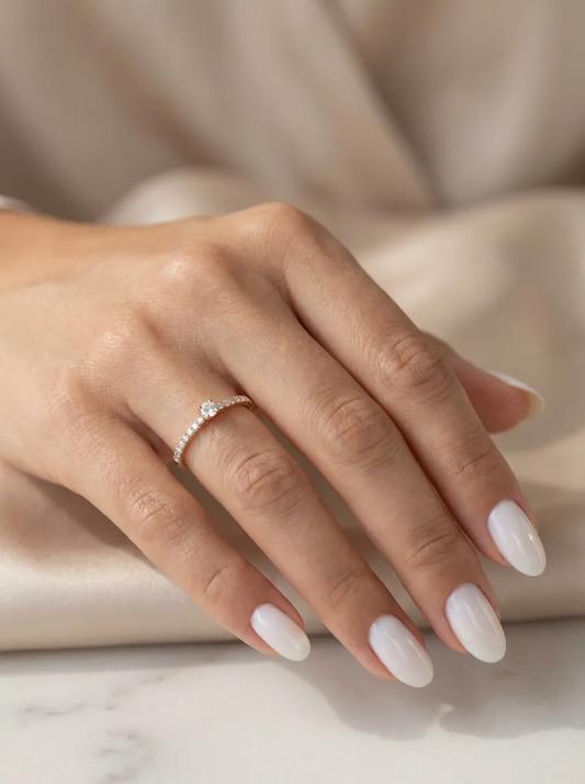 Plonas auksinis žiedas su mažu centriniu cirkoniu