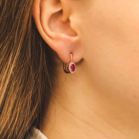 Auksiniai auskarai su rubinu ant ausies