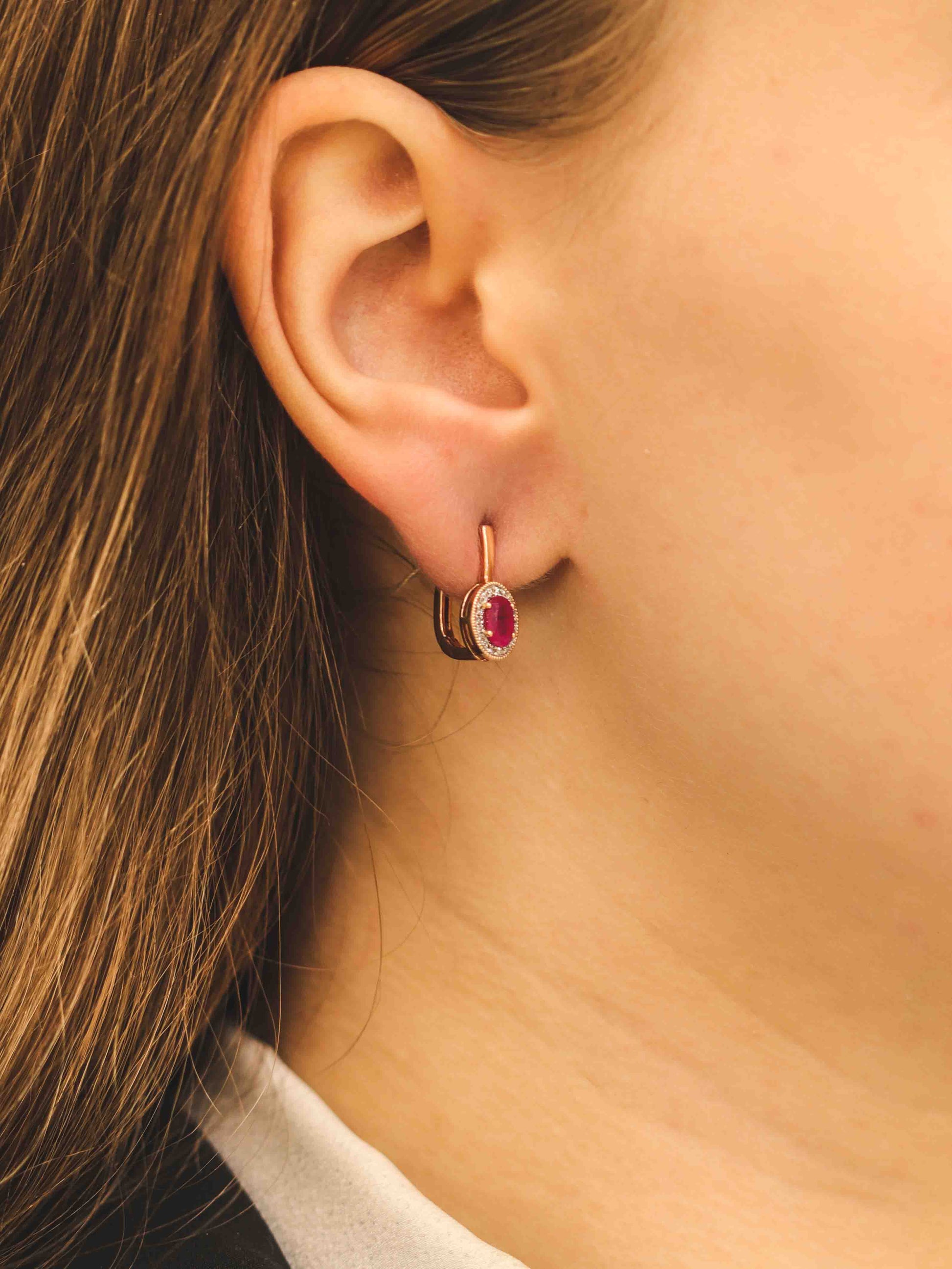 Auksiniai auskarai su rubinu ant ausies