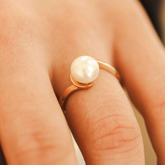 Gredzens ar pērli rokās ir elegances detaļa