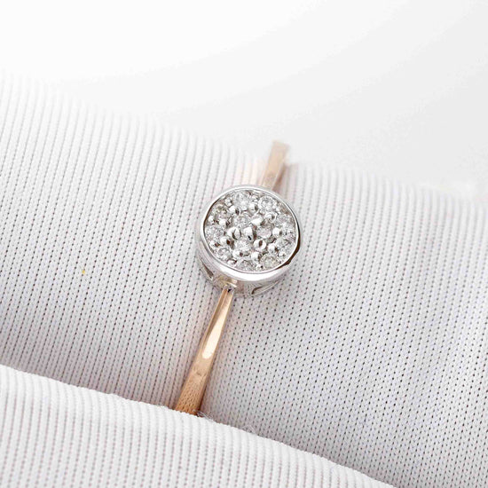 Žiedas su apvaliu centriniu motyvu ir deimantais