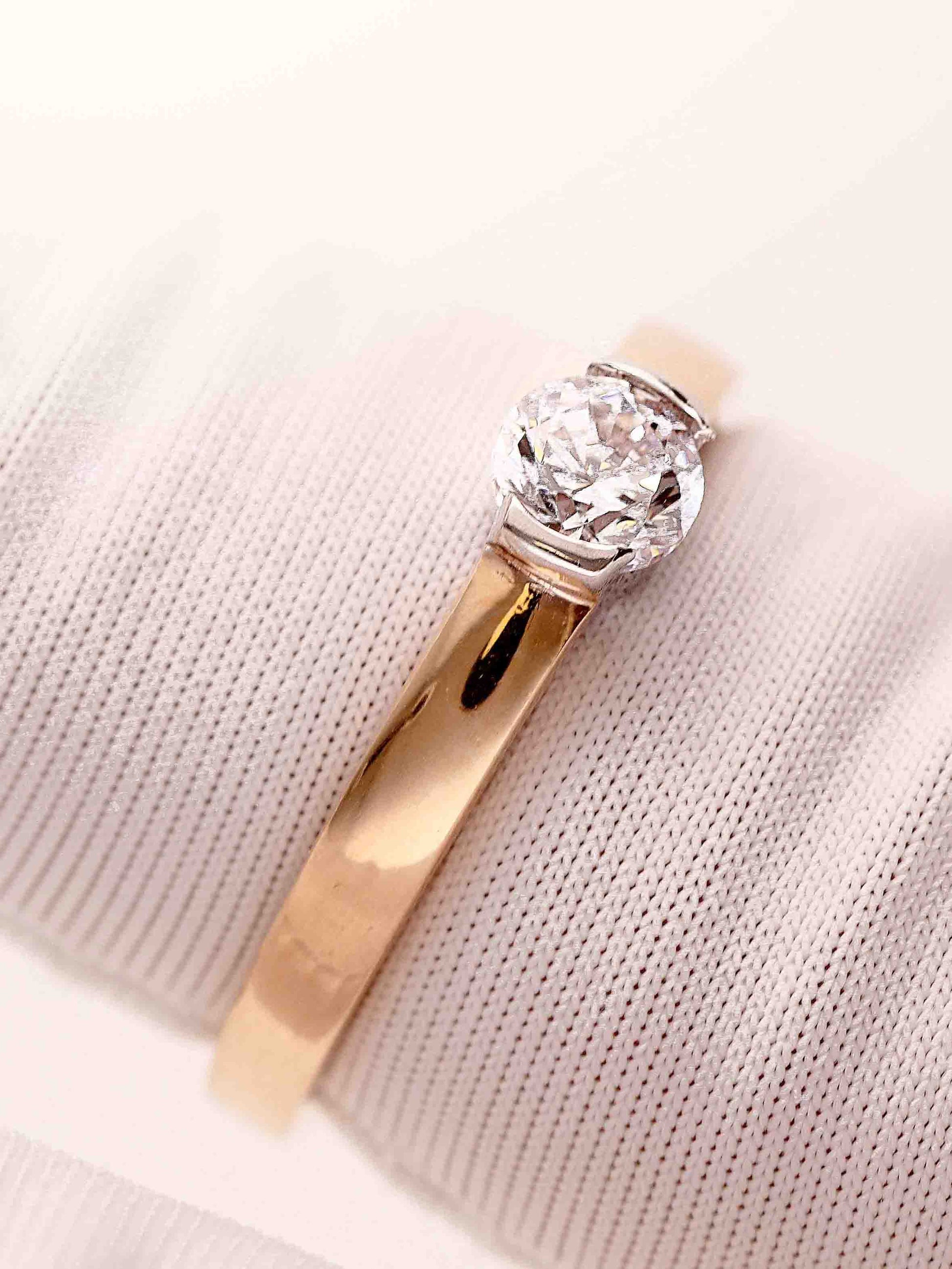 Paprastas raudono aukso žiedas su cirkoniu