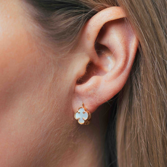 Perlamutriniai keturlapiai auskarai ant modelio ausies