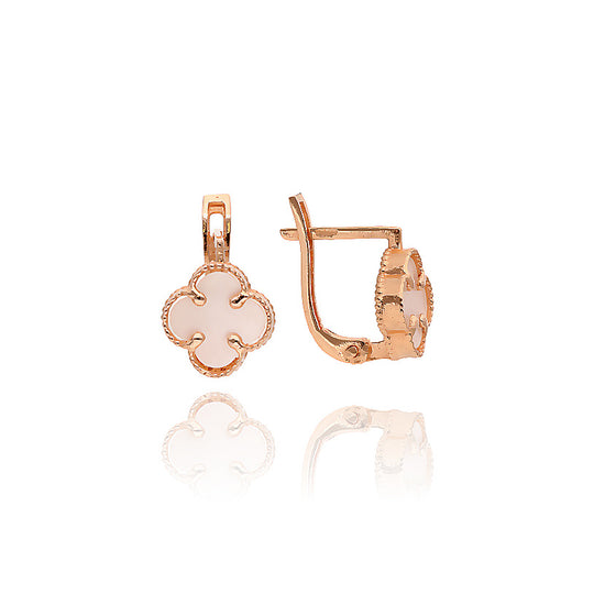 Keturlapių perlamutrinių auskarų užsegimas iš arti