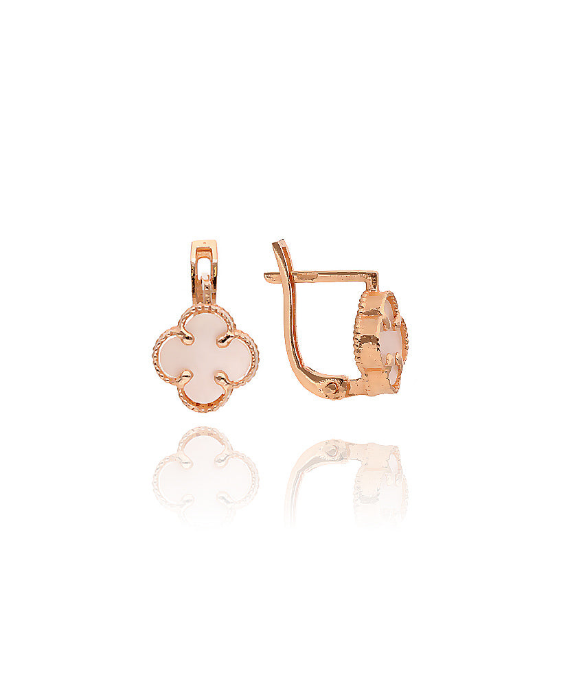 Keturlapių perlamutrinių auskarų užsegimas iš arti